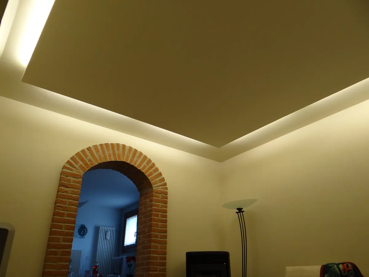 Controsoffitto ribassato in cartongesso con gola luminosa lungo tutto il perimetro del soggiorno