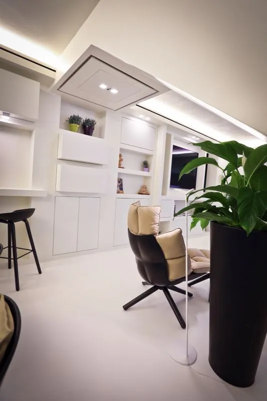 Zona studio con mobili a muro in cartongesso, controsoffitto con botola e luce LED indiretta